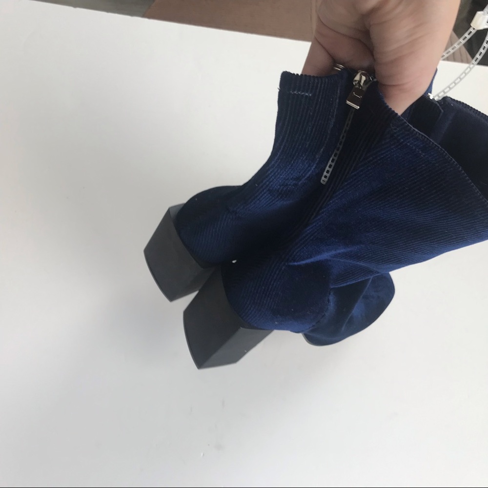 NWT Halston blue velour ribbed block heel booties - Picture 3 of 5